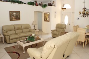 Télévision, lecteur de DVD, livres