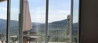 Lägenhet i villa med pool 15 km från stränderna