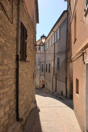 Property grounds - Apartment in villa in countryside with pool, sea at 15km (Pontedassio)