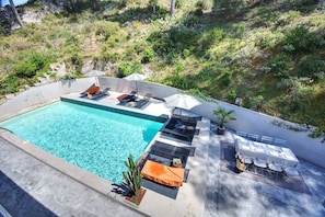 Una piscina al aire libre, una piscina climatizada