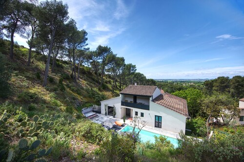 Piscine chauffée, 4 chambres, 4 salles de bain, maison d’architecte en Alpilles