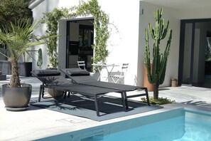 Outdoor dining - New! Designer "Alpilles" home (Saint-Étienne-Du-Grès)