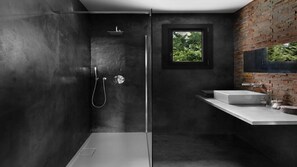 Badewanne, Haartrockner, Handtücher, Seife