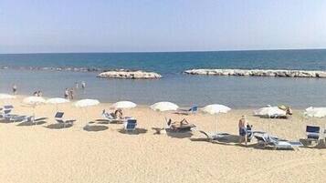Una spiaggia nelle vicinanze