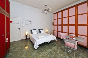 3 makuuhuonetta, tallelokero huoneessa, silitysrauta/-lauta