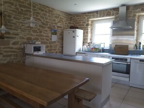 Réfrigérateur, four à micro-ondes, un four, surface de cuisson