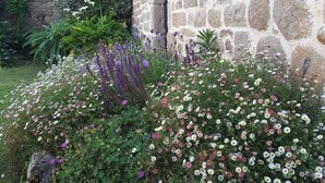 A stone building with a garden in front. - Character house where one is at home (Plouhinec)