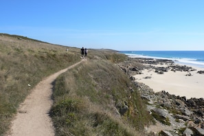 Beach nearby - Character house where one is at home (Plouhinec)