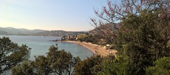 Maisonnette/appartement rustique sur parcours de golf, superbe piscine