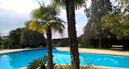 Rustikales, ehem. Kutscherhäuschen / Apt. auf Golfgelände, spektakulärer Pool