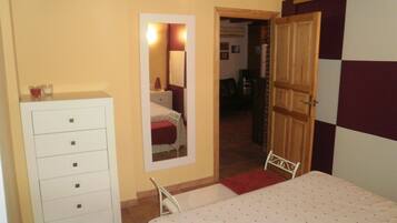 1 habitación, tabla de planchar con plancha y cuna de viaje