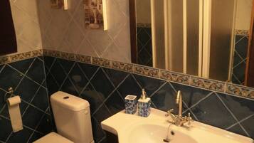 Tina con regadera, secadora de cabello, toallas, jabón