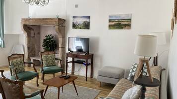 Télévision, lecteur de DVD, baby-foot, table de tennis de table