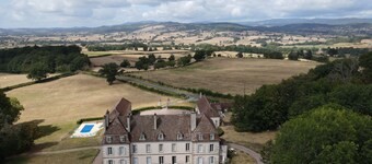 Uavhengig slottvinge med svømmebasseng i nærheten av Autun (5km)