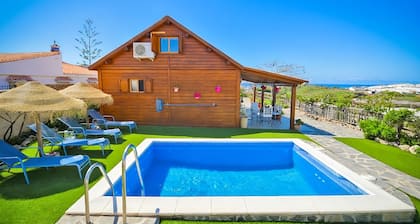 mökki yksityisellä uima-altaalla lähellä merta