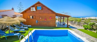 cottage with private pool near the sea