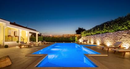 VILLA DELMATI mit Tennisplatz, Schwimmbad mit Whirlpool, 5 Schlafzimmer