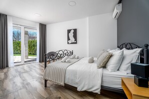 5 bedrooms, in-room safe, iron/ironing board, travel crib - VILLA DELMATI with tennis court, swimming pool with whirlpool, 5 bedrooms (Tugare)
