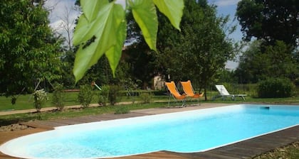 Gîte du Martin Pêcheur piscina del sur de Borgoña