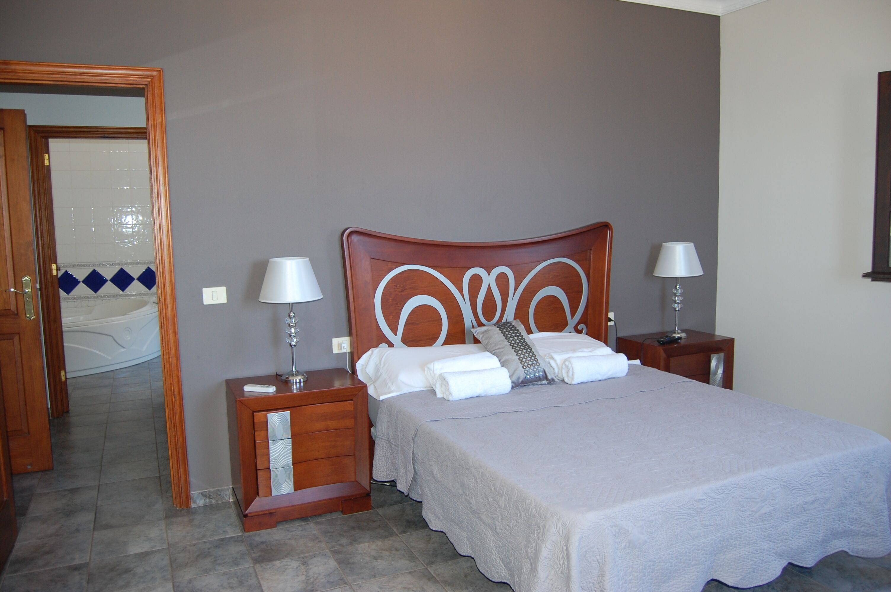 4 dormitorios, tabla de planchar con plancha, wifi y ropa de cama