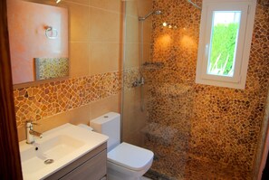 Een bad, een haardroger, een bidet, handdoeken