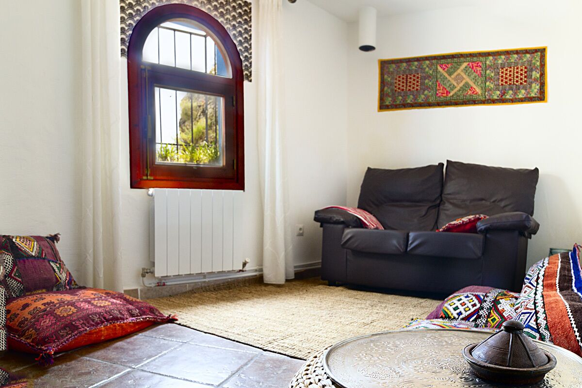 Een televisie, een open haard en boeken