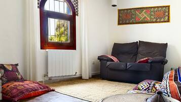 Een televisie, een open haard en boeken