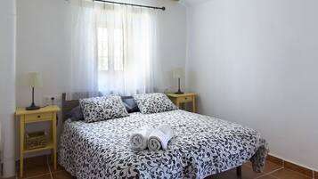 4 slaapkamers, een strijkplank/strijkijzer, reisbedje, gratis wifi