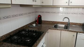 Een koelkast, een magnetron, een oven, een vaatwasser