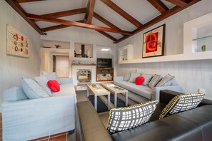 Smart TV, fireplace, stereo