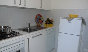 Fridge, microwave, oven, stovetop - Spacious villa with garden and garage (Lignano Sabbiadoro)