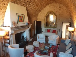 Televisión, chimenea, reproductor de DVD y futbolito 