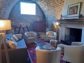 Fernseher, Kamin, DVD-Player, Tischfußball