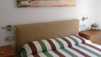 2 slaapkamers, een bureau, een strijkplank/strijkijzer, reisbedje