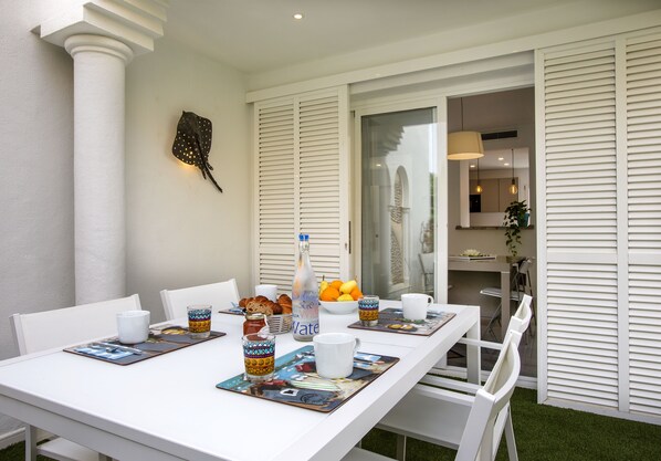 تناول الطعام بالخارج