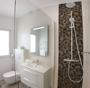 وحدات دش مع أحواض استحمام، مجففات شعر، مناشف، صابون