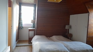 8 bedrooms, iron/ironing board, travel cot, Internet