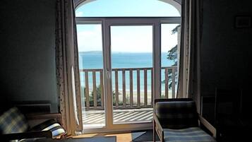 Een televisie en een tafeltennistafel