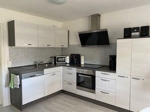 Refrigerador, microondas, horno y lavavajillas 