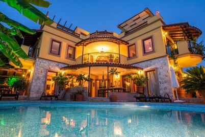 Stunning Villa, Private Heated Pool, Roof Terrace Bar, Pool Table, 200m to beach