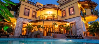 Stunning Villa, Private Heated Pool, Roof Terrace Bar, Pool Table, 200m to beach