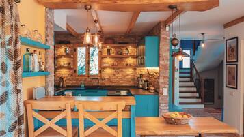 Frigorifero, microonde, forno, piano cottura