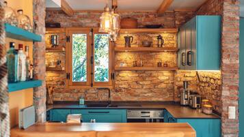 Frigorifero, microonde, forno, piano cottura