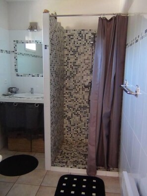 Bathtub, hair dryer, towels, toilet paper - House / Villa - Bonifacio (Bonifacio)