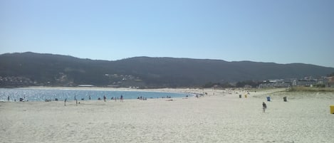 Una spiaggia nelle vicinanze