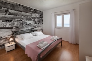 3 chambres, fer et planche à repasser, Wi-Fi, draps fournis