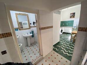 Een douche, een haardroger, handdoeken, zeep