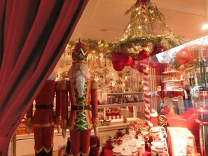 Luokittelematon kuva, 3 kautta 77, painike