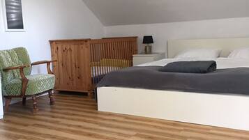 3 slaapkamers, een strijkplank/strijkijzer, gratis wifi, beddengoed