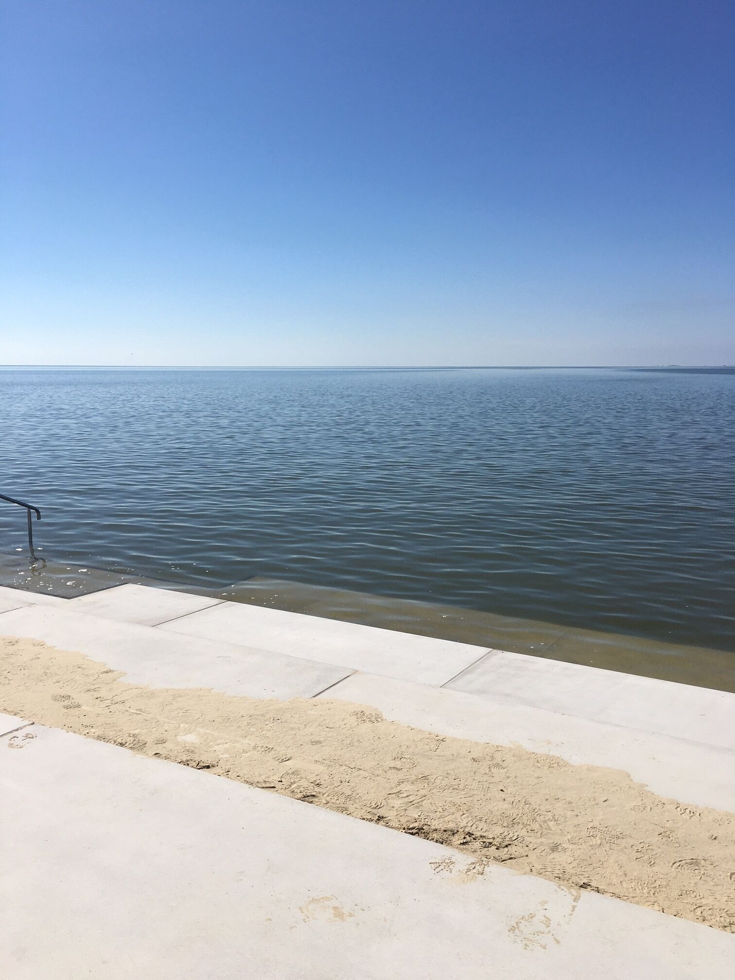 Vlak bij het strand, ligstoelen aan het strand, strandlakens